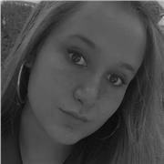 Chica amable, dinámica y con muchas ganas de trabajar. Experiencia de dos años impartiendo clases a niños de primaria, ESO y bachillerato